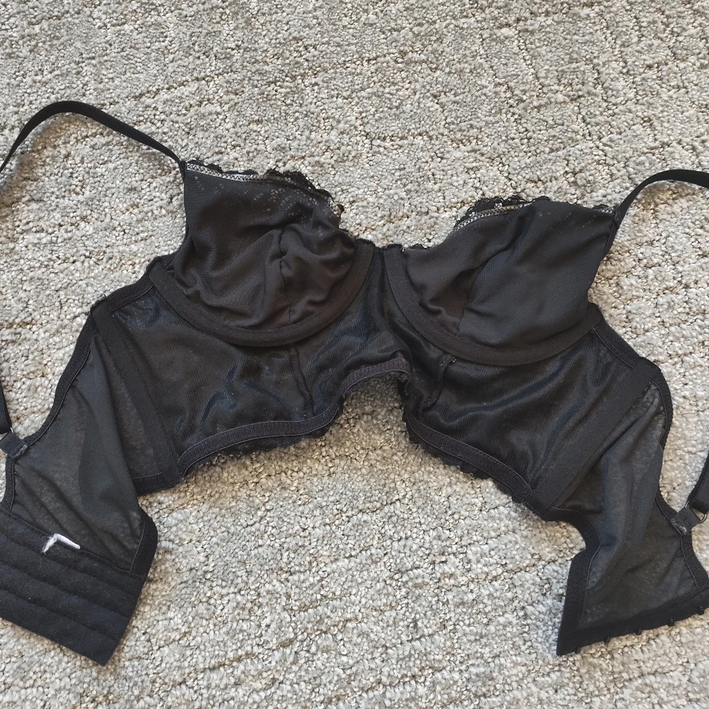 Elegant Black Lace Bralette - Picture 4 of 4